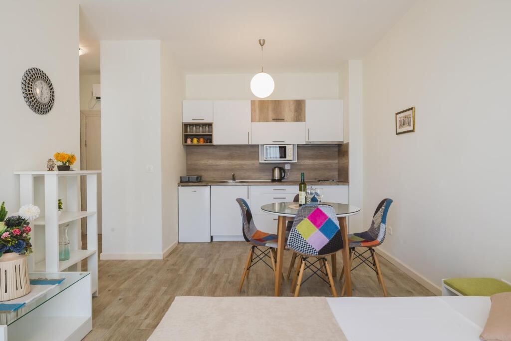Fully equipped kitchen and dining table in a Villas Promis apartment